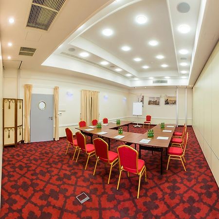 Hotel Willa Hueta Kielce Bagian luar foto