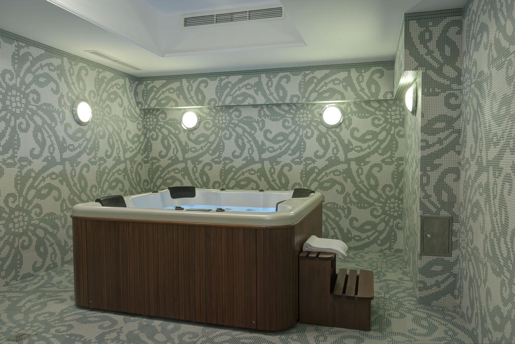 Hotel Willa Hueta Kielce Bagian luar foto