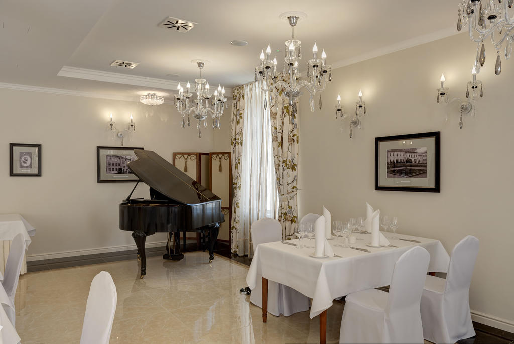 Hotel Willa Hueta Kielce Bagian luar foto