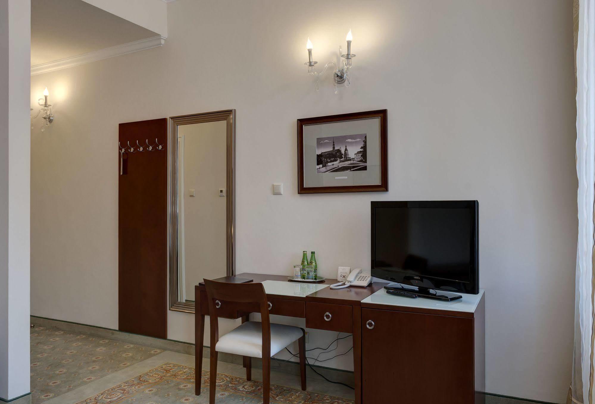 Hotel Willa Hueta Kielce Bagian luar foto