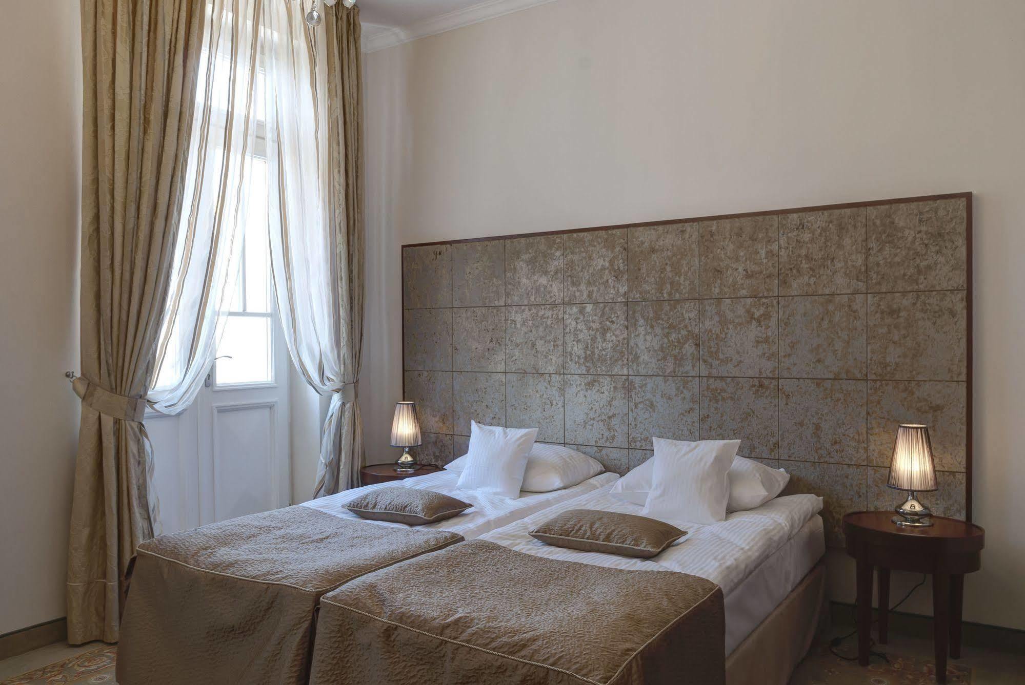 Hotel Willa Hueta Kielce Bagian luar foto