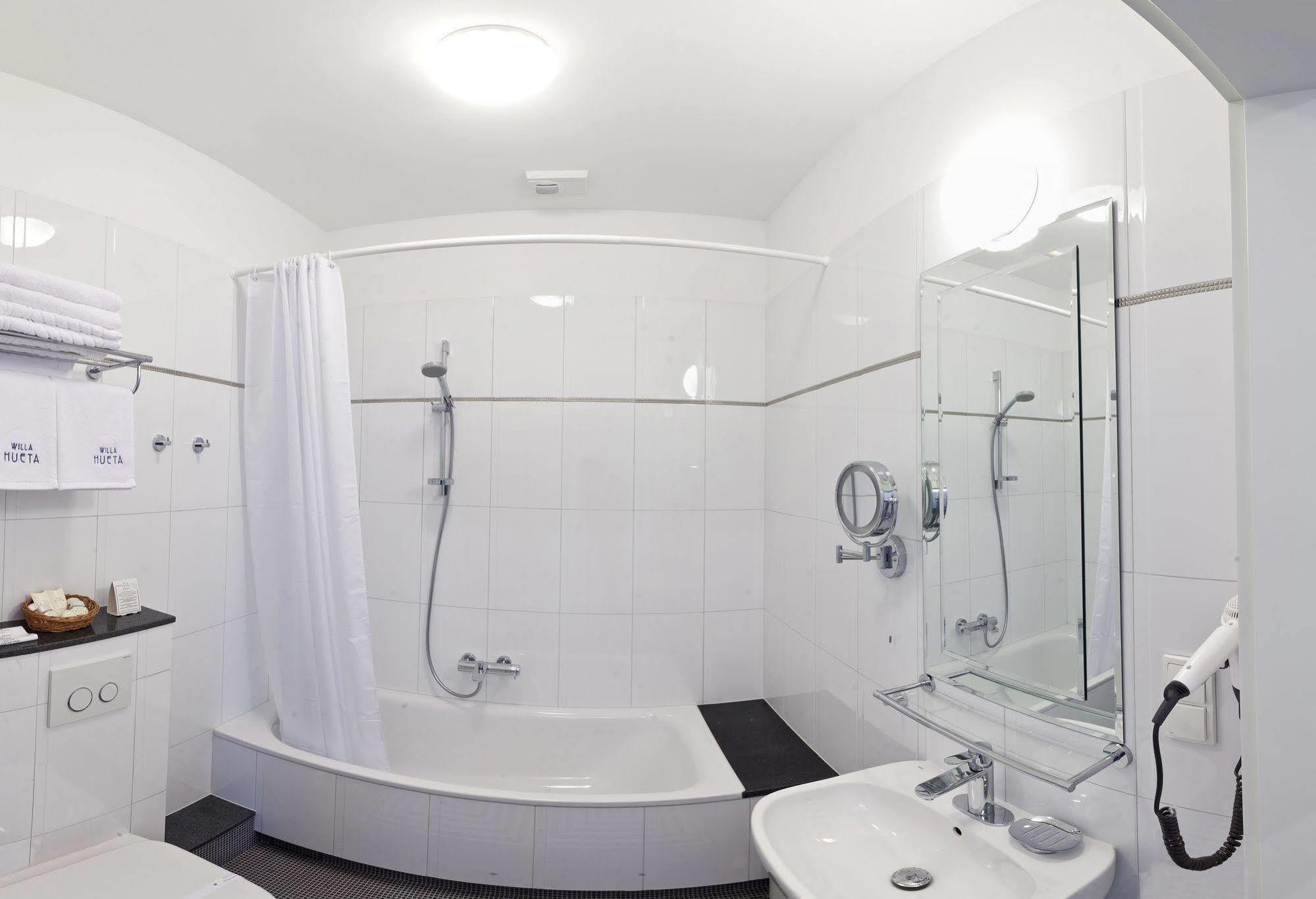 Hotel Willa Hueta Kielce Bagian luar foto
