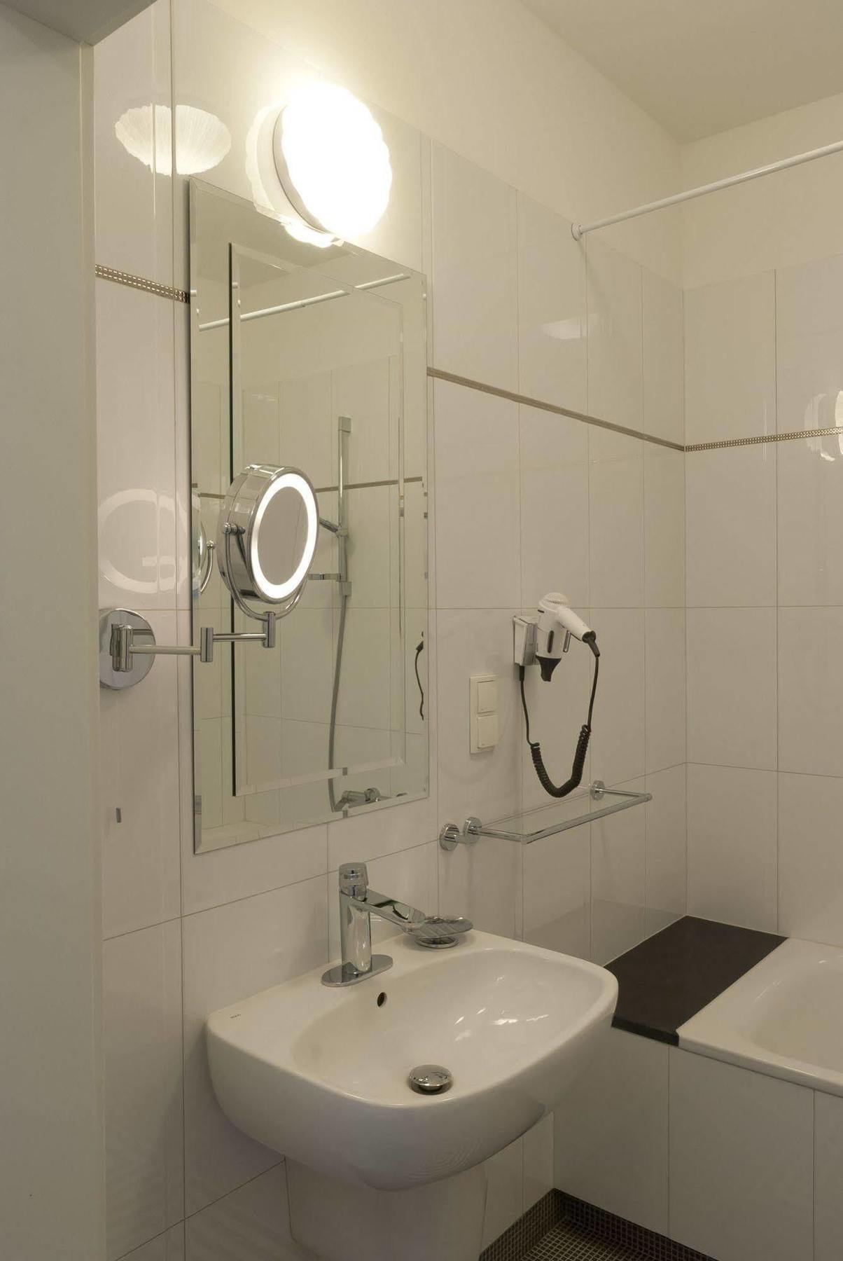 Hotel Willa Hueta Kielce Bagian luar foto