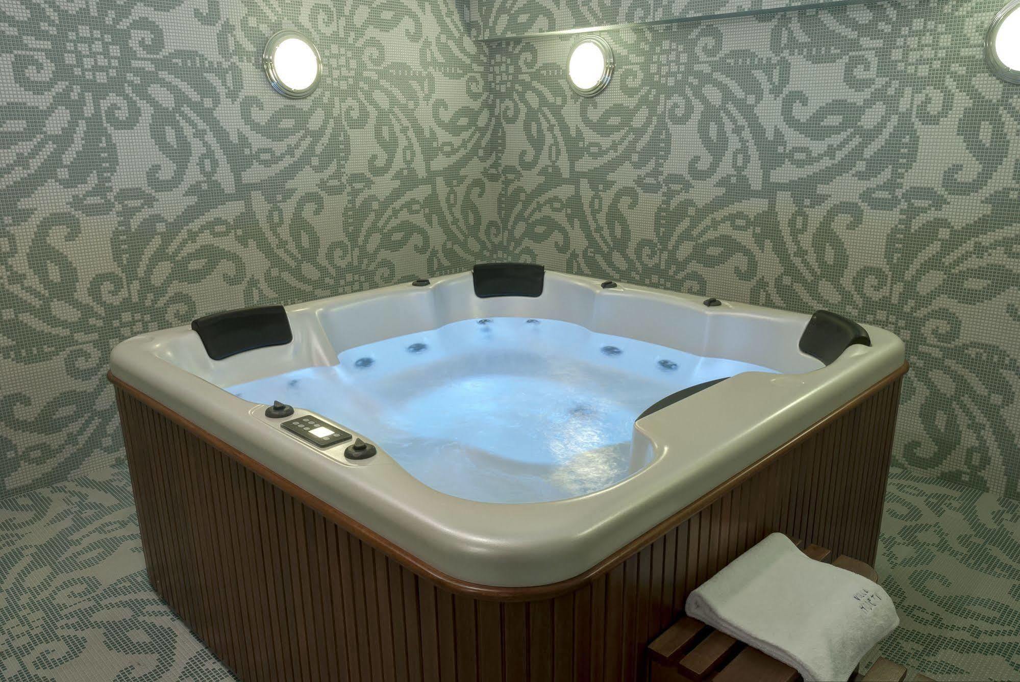 Hotel Willa Hueta Kielce Bagian luar foto